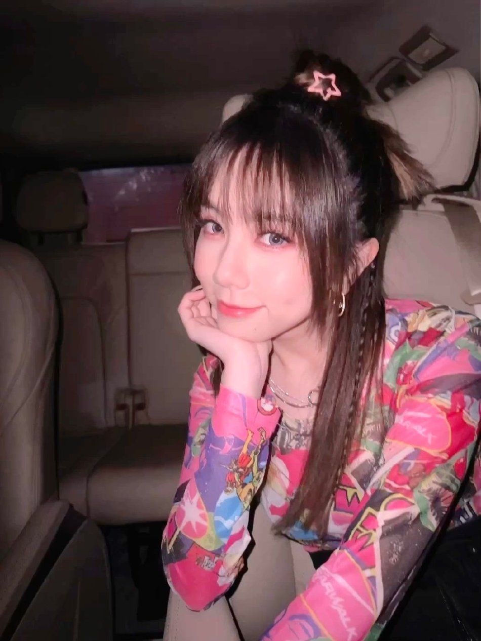 组图:邓紫棋刘海造型曝光超减龄 丸子头编发粉嫩俏皮