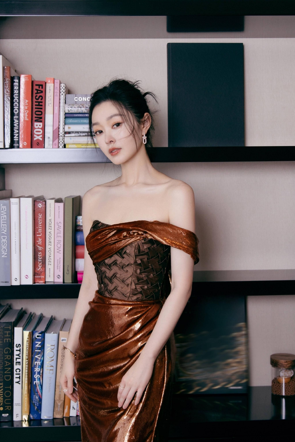 组图:宋轶穿抹胸亮片裙大秀锁骨 头发高盘优雅又有型