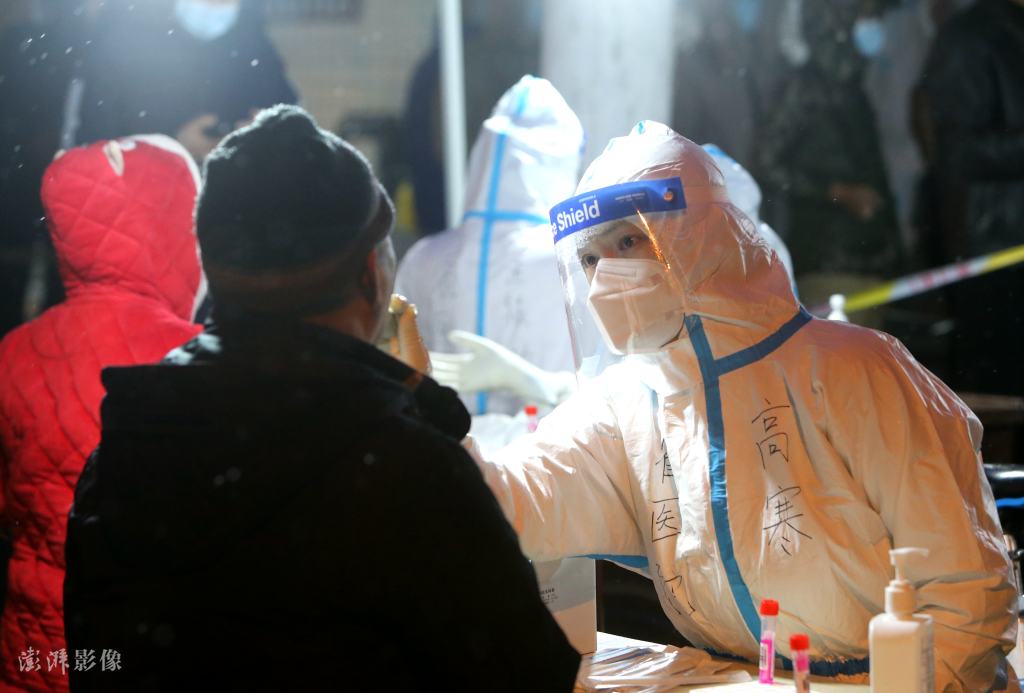 西安医护人员顶严寒冒飞雪连夜为市民做核酸检测