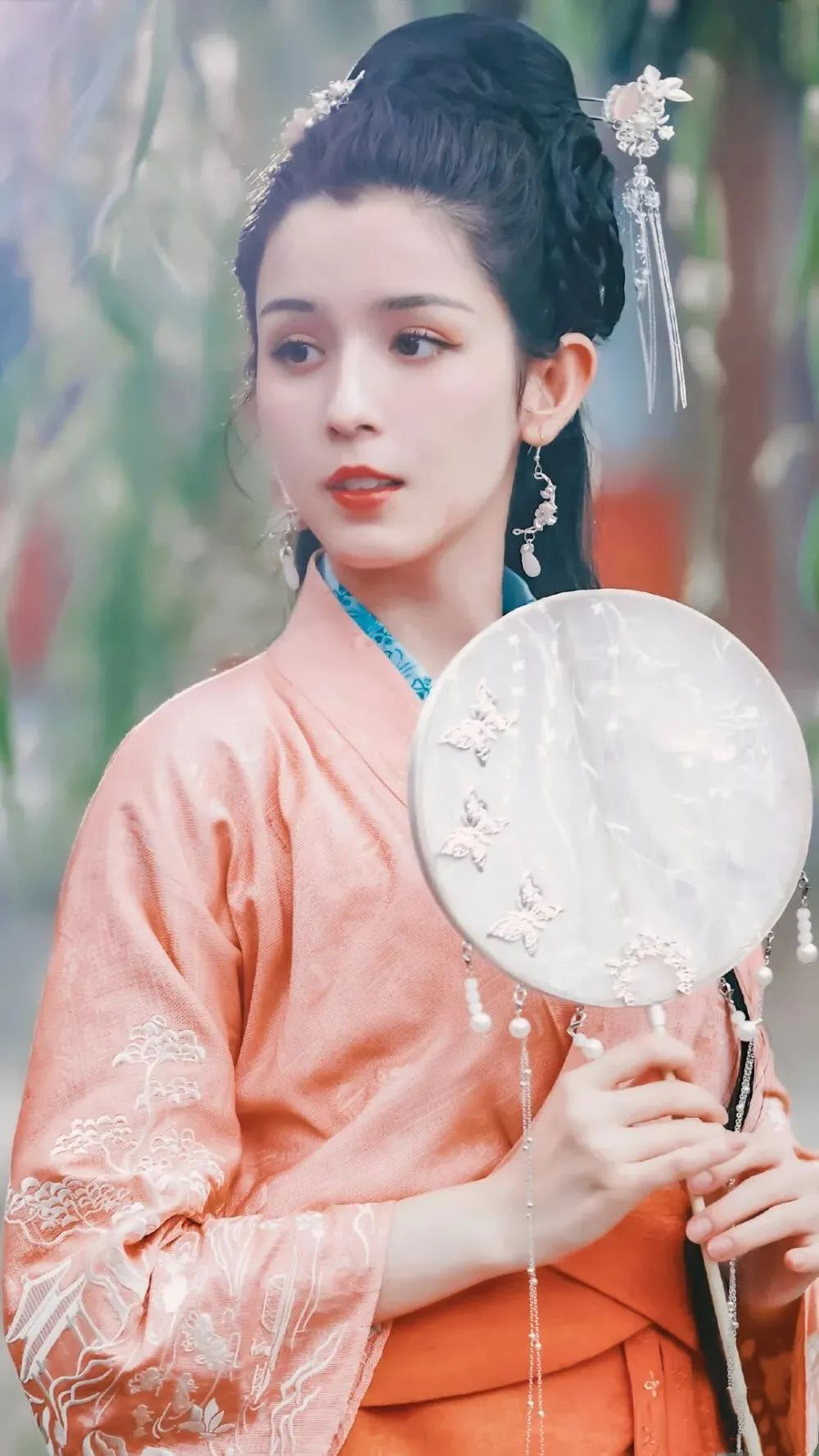 哈妮克孜,"美与媚"之间的西域美女