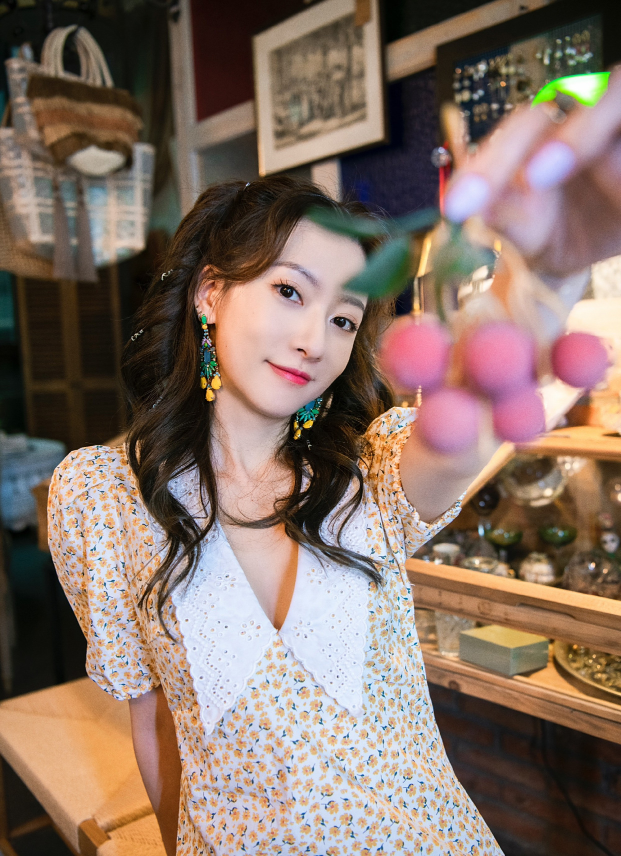 余玥的碎花连衣裙在清新中更显可爱,让可爱之气更加地浓厚了一些