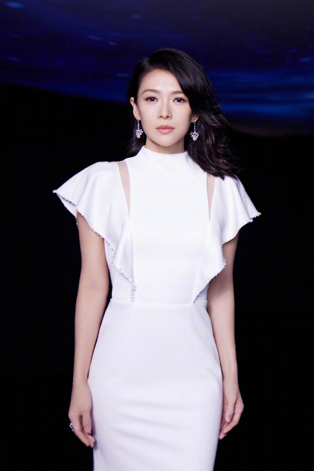 章子怡出席品牌活动,简约白色礼服,华丽珠宝,优雅大气的姿态