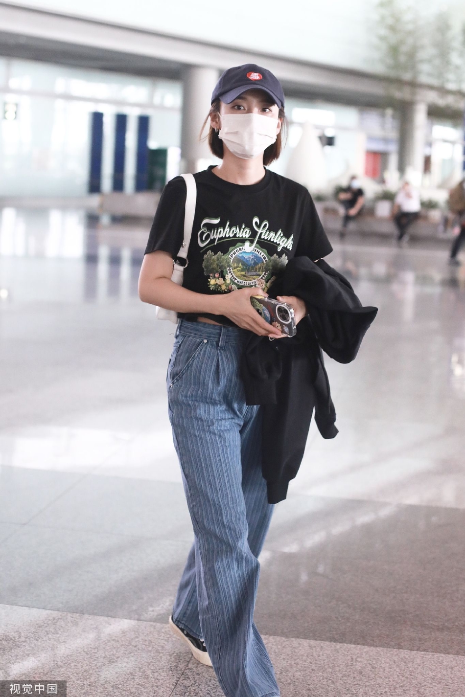 组图:张佳宁戴鸭舌帽现身机场 穿短款黑t搭蓝色休闲裤清爽随性