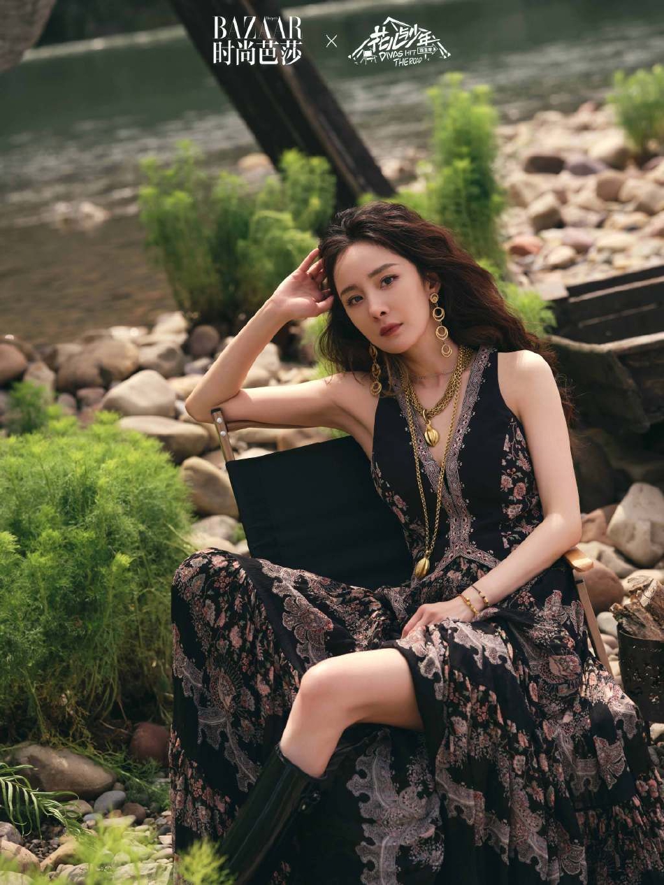 组图:杨幂露营大片表现力强 穿民族风长裙倚坐草石间自由随性