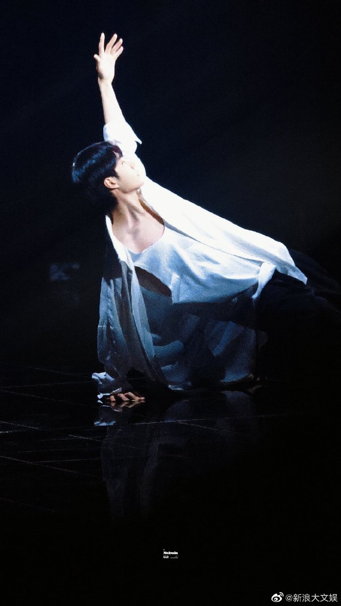 组图:王一博《像阳光那样》舞台首秀 演绎赤足舞蹈白衣少年