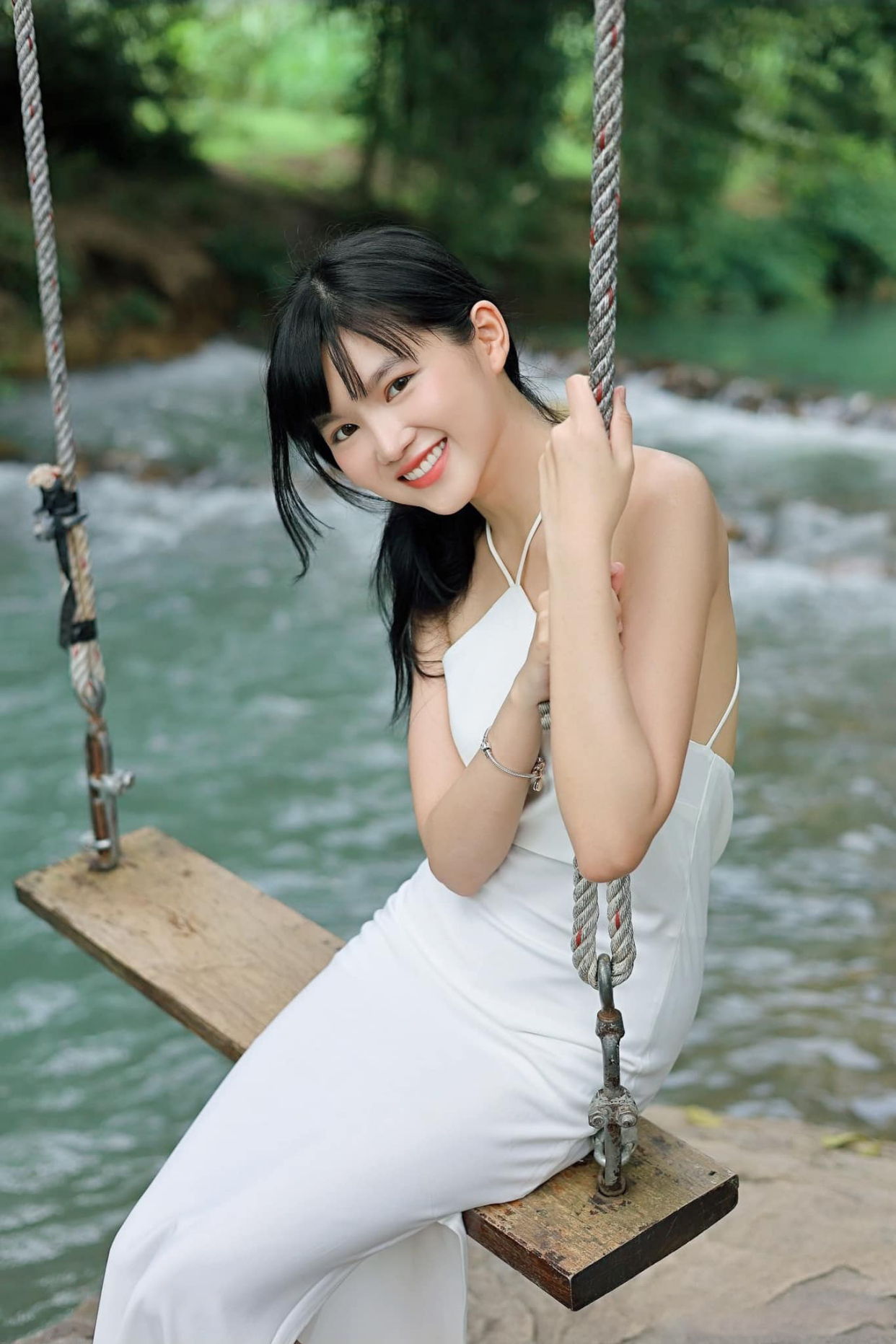 小河边,秋千上,一位穿着白色长裙的可爱姑娘,美丽又动人