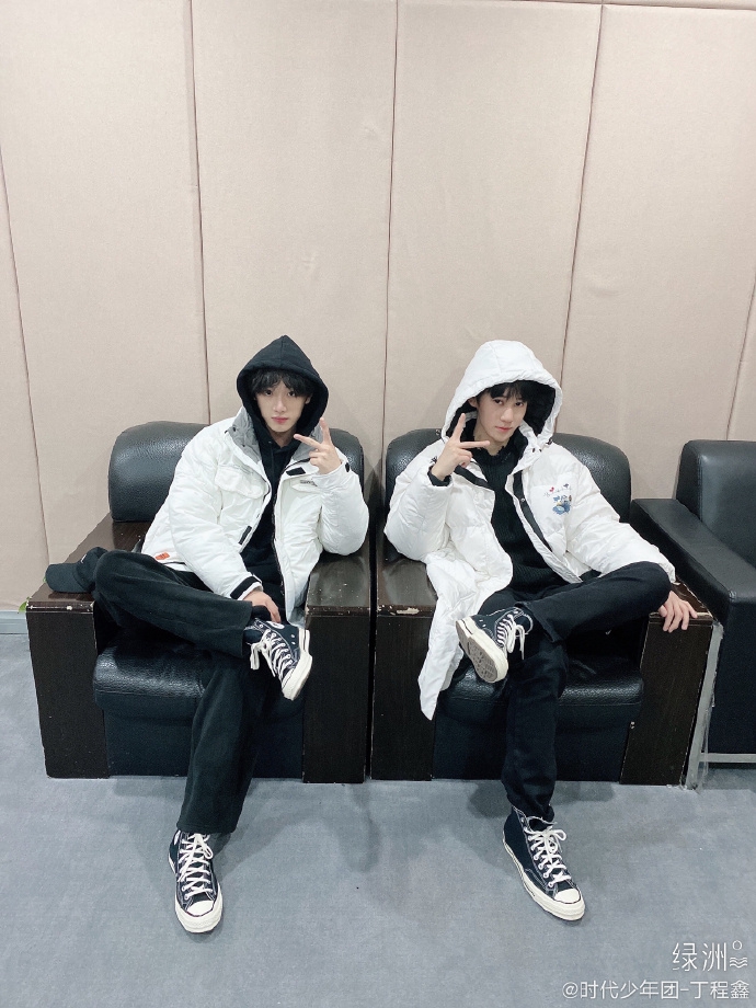 组图:丁程鑫张真源艺考结束绿洲晒合照表情轻松