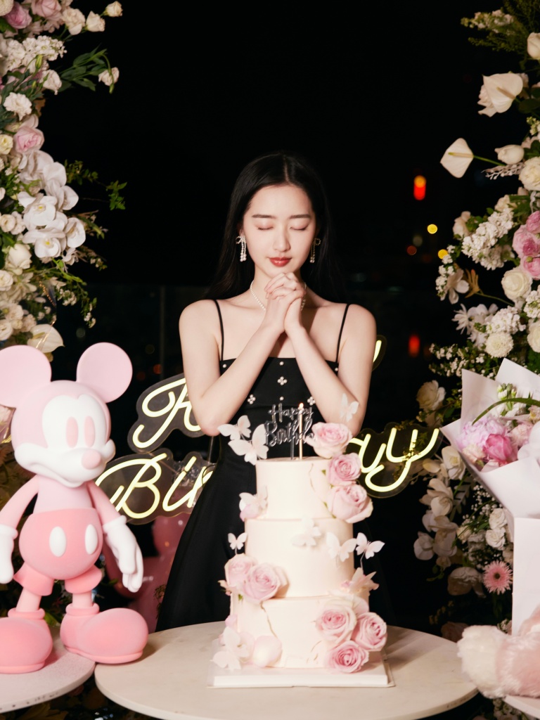 邓恩熙分享十八岁生日写真 花样年华灵动娇俏