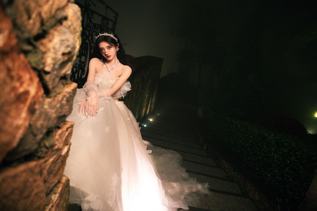 鞠婧祎双面大片氛围感拉满 一黑一白演绎反转魅力