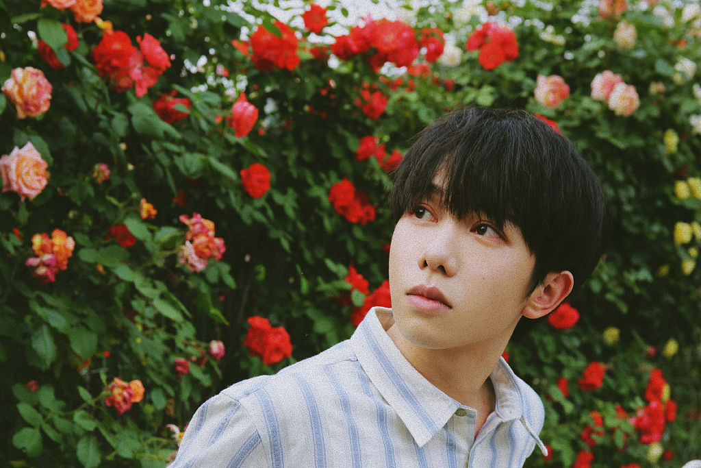 李俊濠520复古花间大片 拿心形剪纸花式表白粉丝