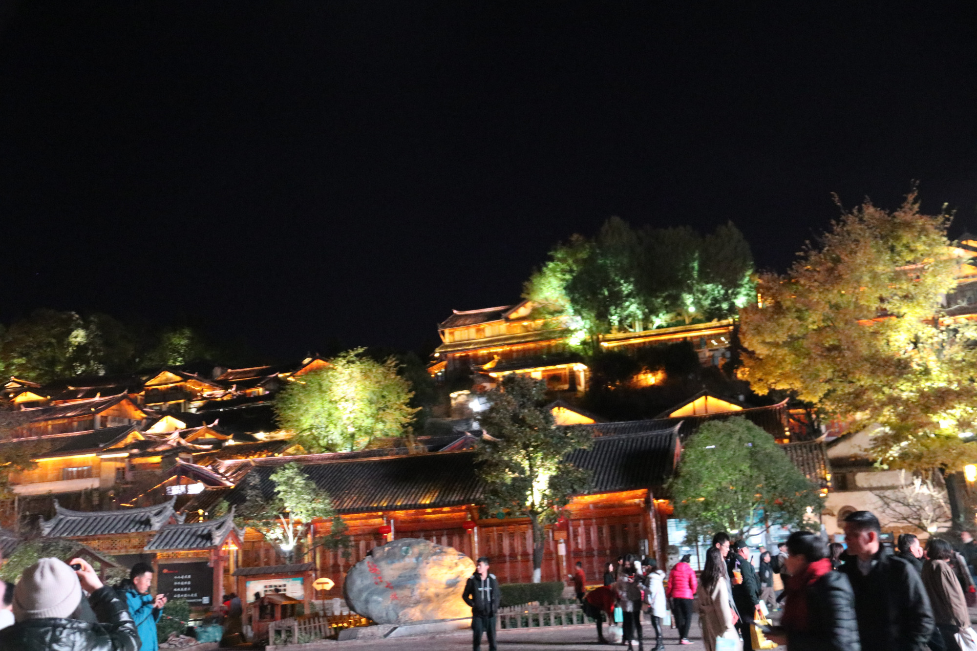 云南最美古城的夜景,听说的"艳遇"没有,却看到灯火通明的热闹