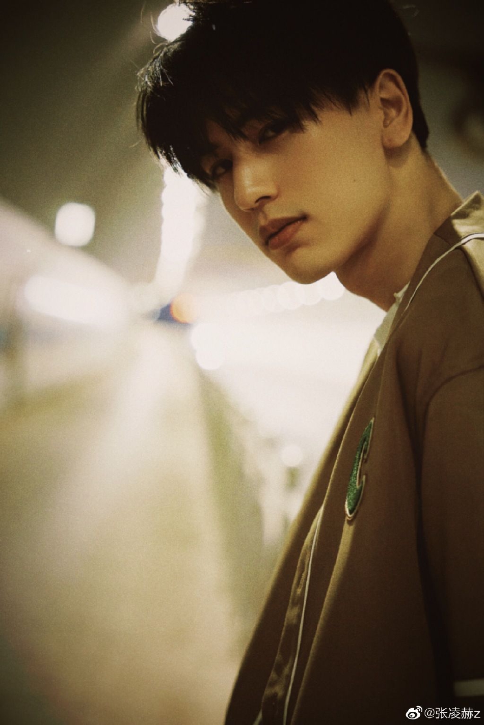 组图:张凌赫拍隧道写真大片 穿棒球服下颌线清晰侧颜帅气