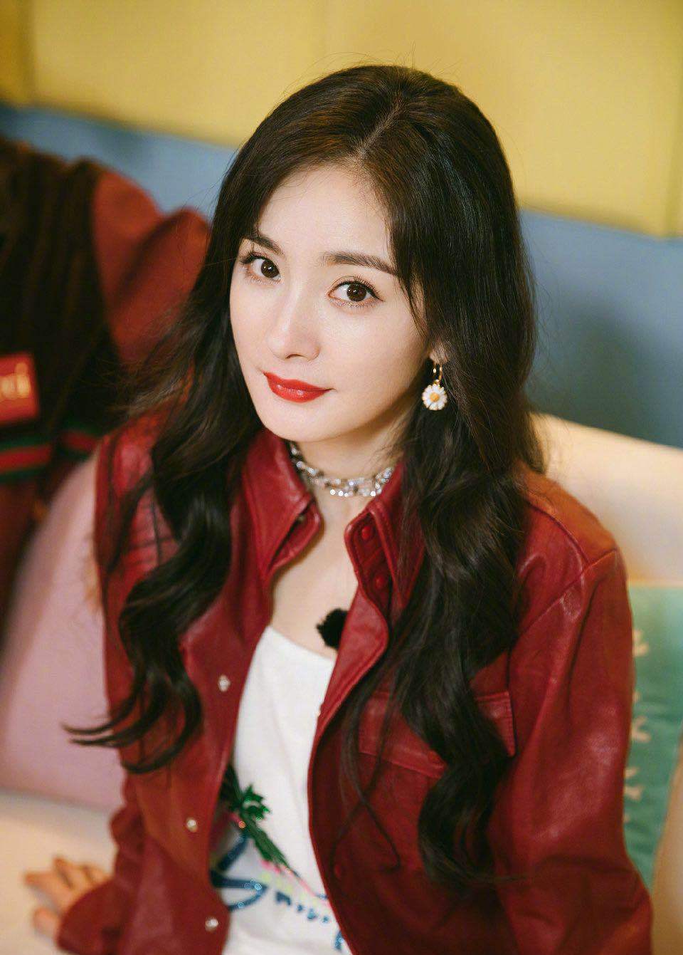 在散文集《美人何处》中,她特意为杨幂写了一篇文章,文中她如此描写