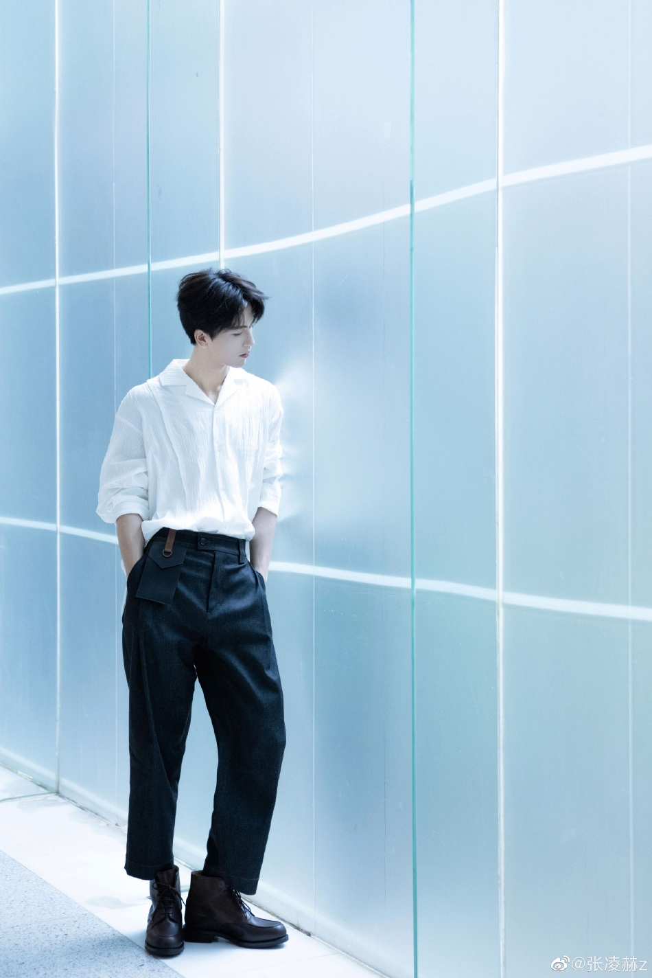 组图:张凌赫温柔白衬衣写真 眉目清澈尽显邻家男孩气质