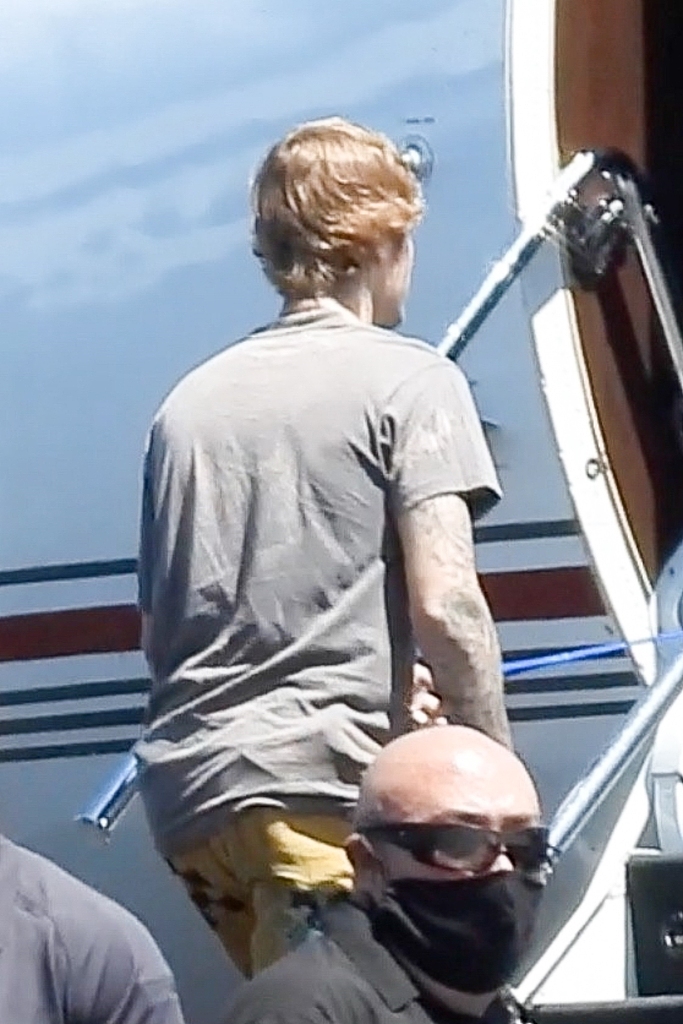 组图:比伯带海莉乘私人飞机背影帅气 获众多保镖护驾排场大