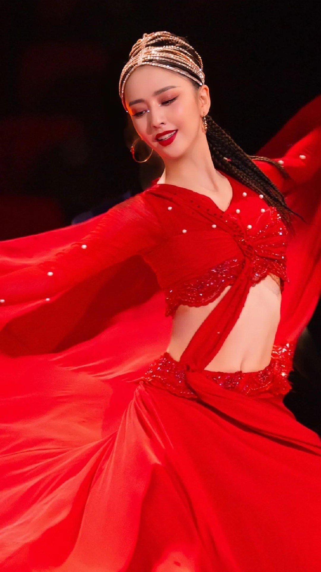 佟丽娅:烈焰红裙,舞姿飞扬