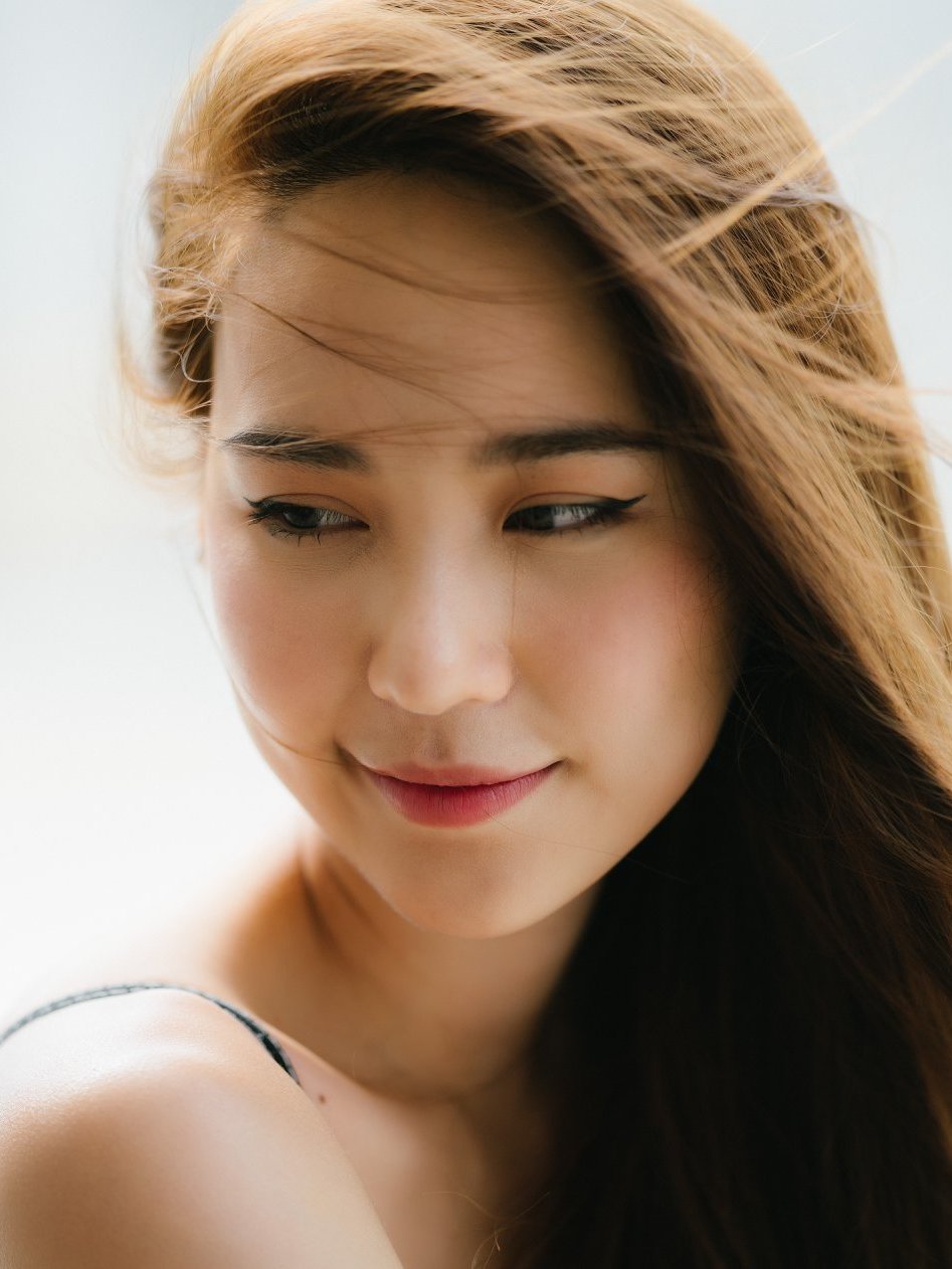 户外美女随拍,我喜欢她飘逸的秀发,你呢?