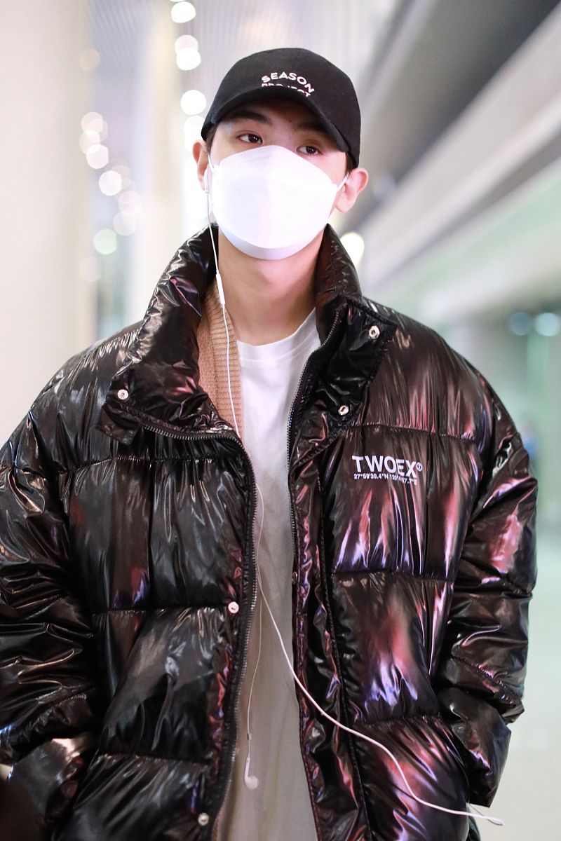 黄明昊街拍:twoex2黑色羽绒服叠穿驼色针织开衫 dxoh棒球帽阳光奶酷
