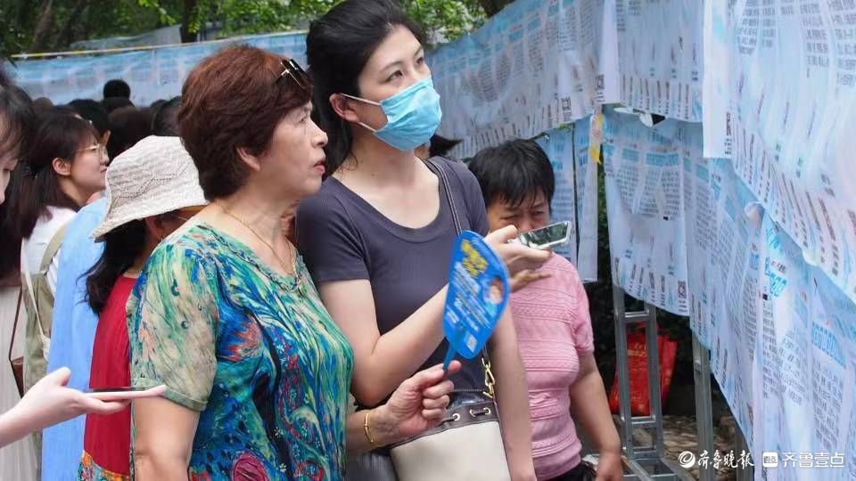 壮观!周末千佛山相亲大会持续火爆,年轻人不睡懒觉早早赶来寻缘