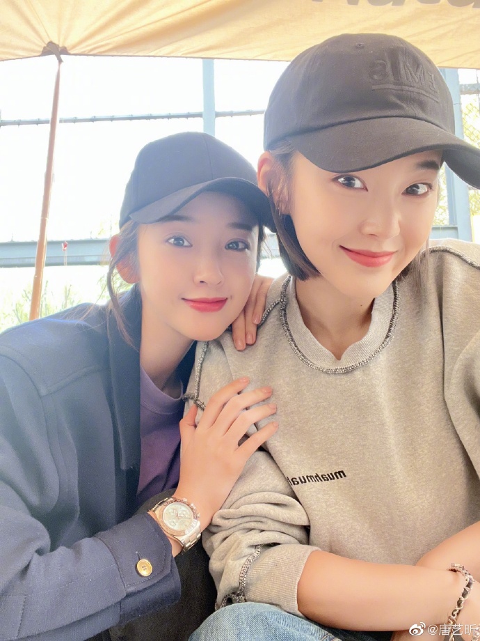 组图:唐艺昕张佳宁出游晒合照 二人头挨头亲密搭肩关系好