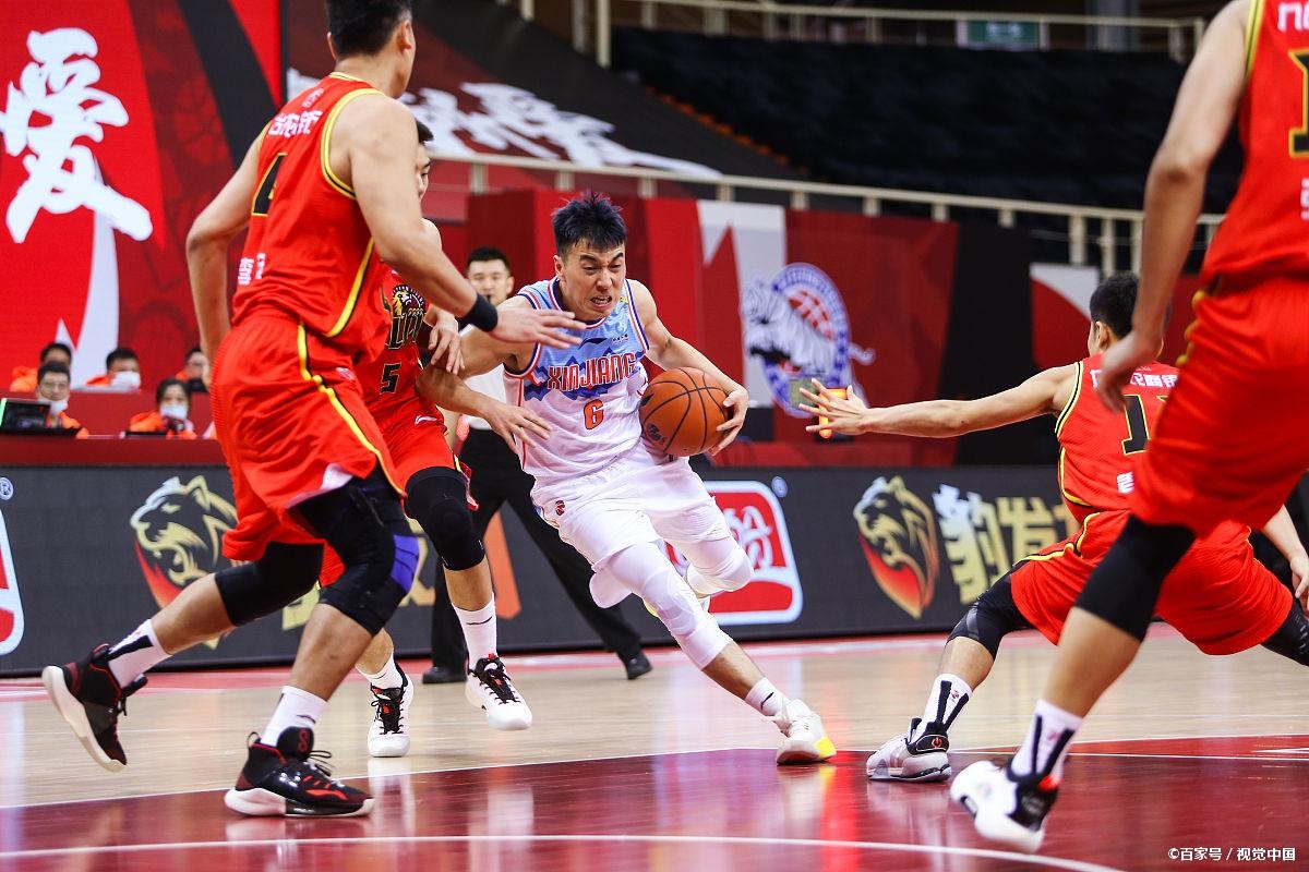 2020-2021赛季cba常规赛第3轮:新疆vs吉林 曾令旭受伤倒地