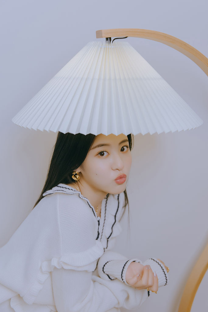 孙芮居家慵懒风写真又纯又欲 中分长发对镜甜笑气质怡人