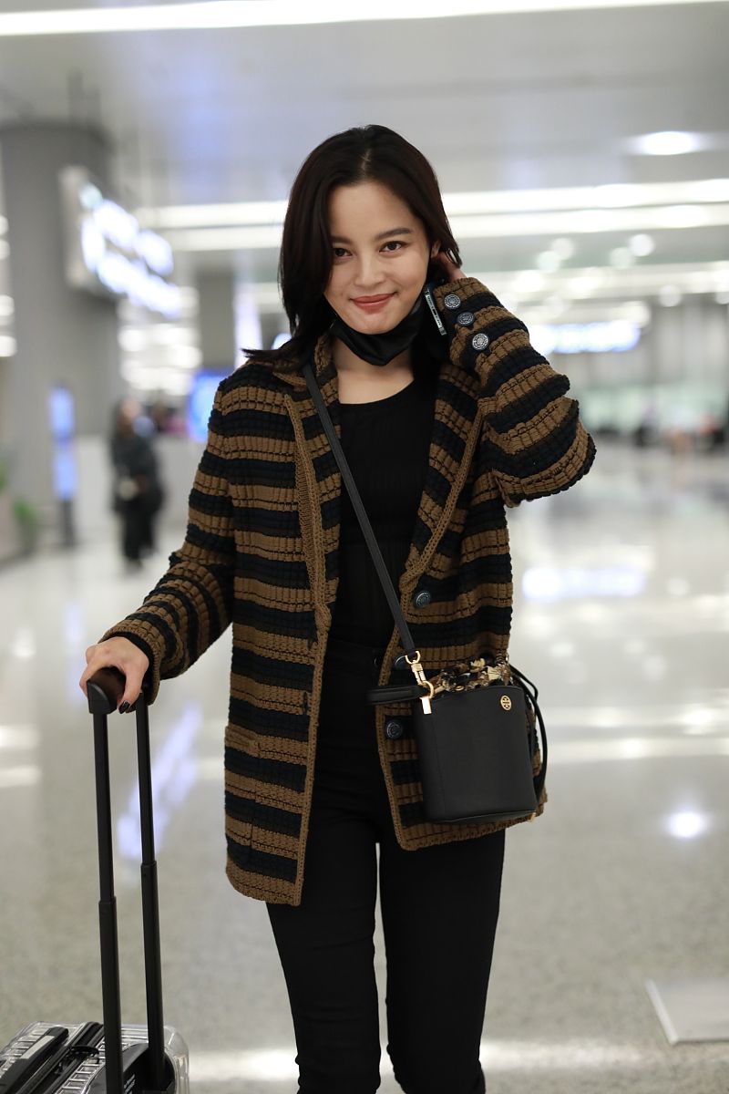 辛芷蕾街拍:条纹针织开衫搭配铅笔裤 tory burch水桶包优雅大姐姐