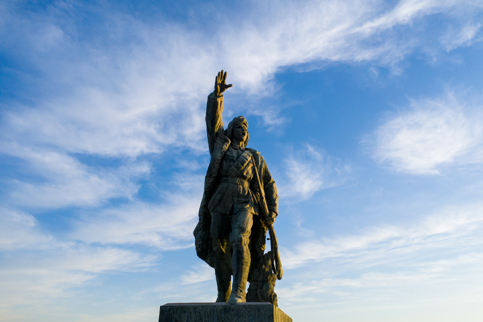 辽宁锦州:曙光中的辽沈战役革命烈士纪念塔