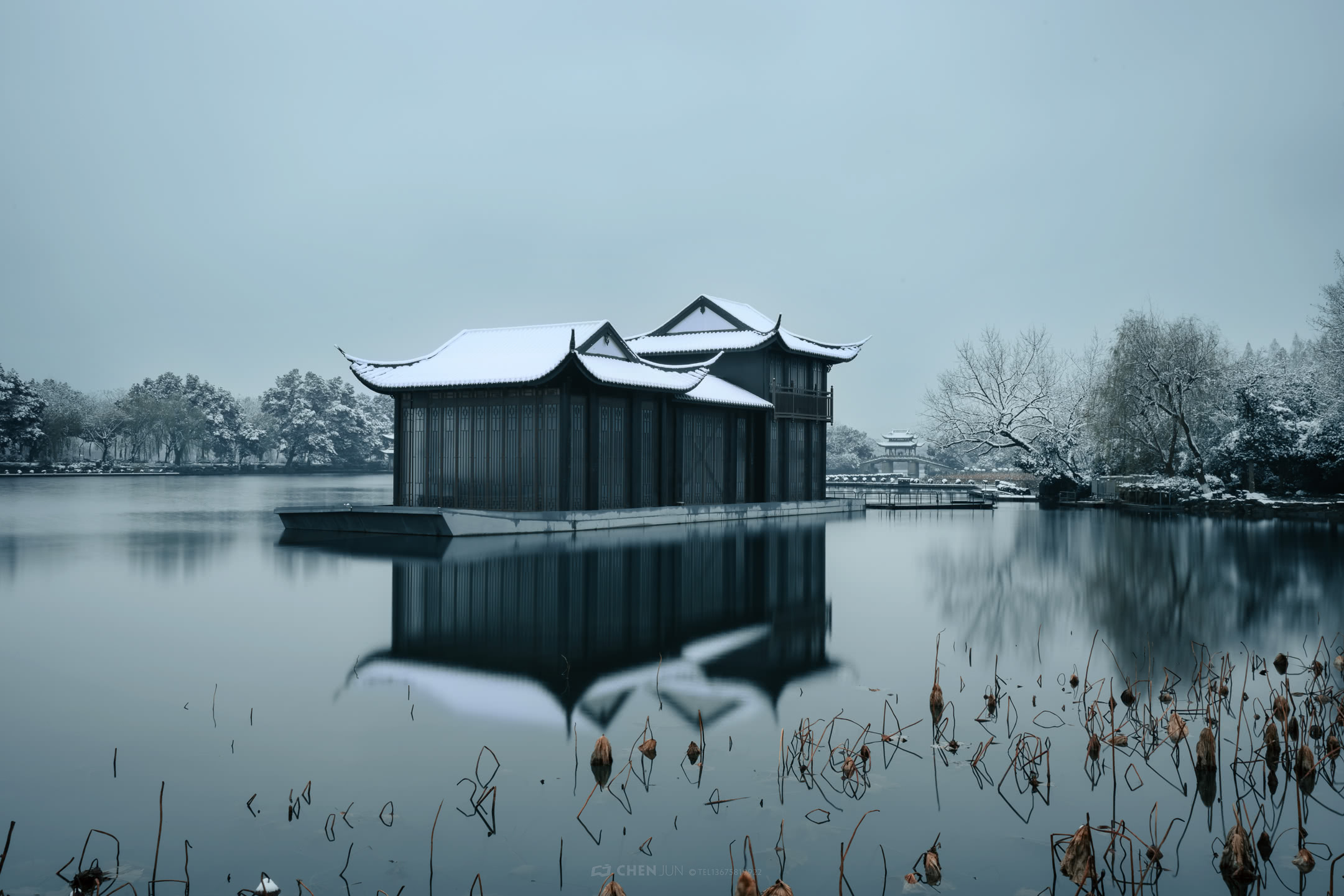 西湖湖心亭雪景图片