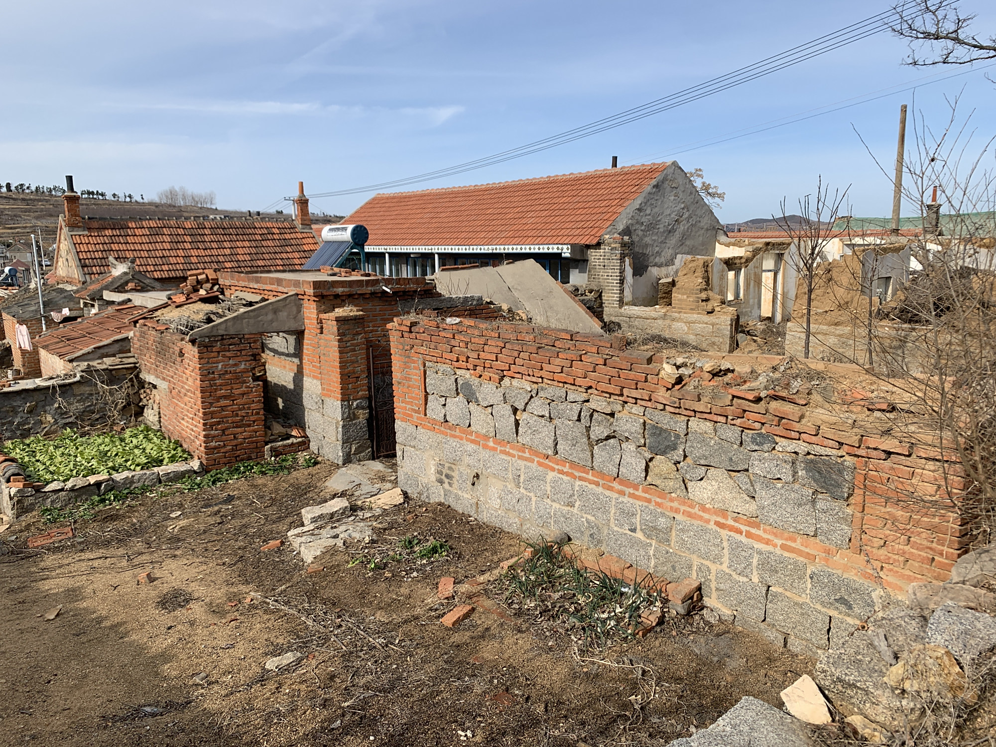 山东农村的红瓦房,10年不住人会变成什么样?缺了人气倒塌的快