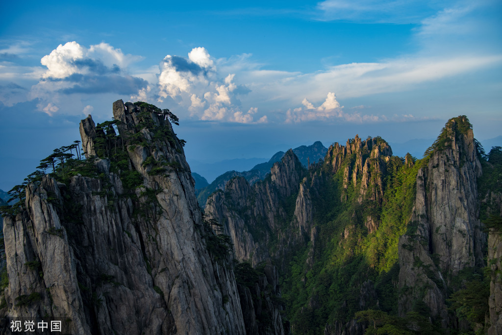 安徽黄山顶峰云蒸霞蔚