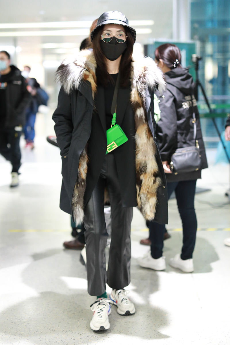 霍汶希街拍:毛领派克大衣fendi手袋 nike x sacai球鞋霸气十足