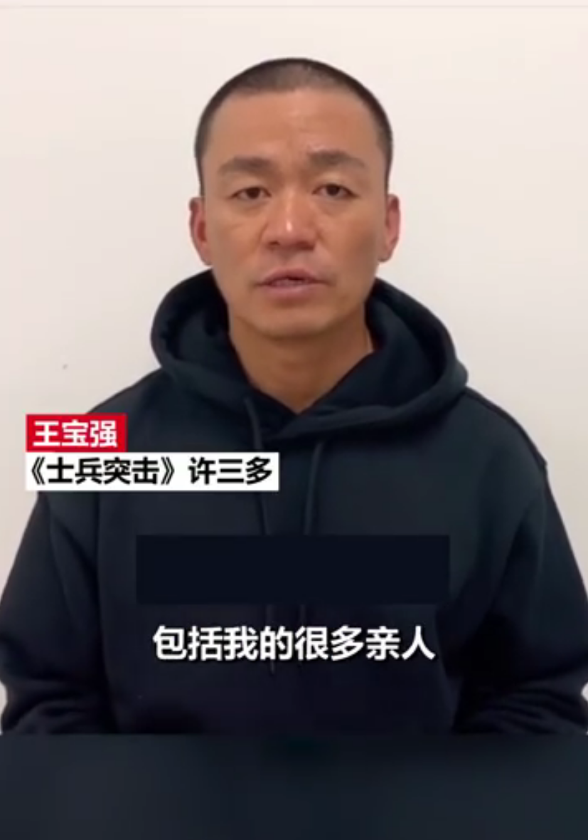 组图:《士兵突击》众主演为河北打气加油 王宝强寸头出镜显年轻