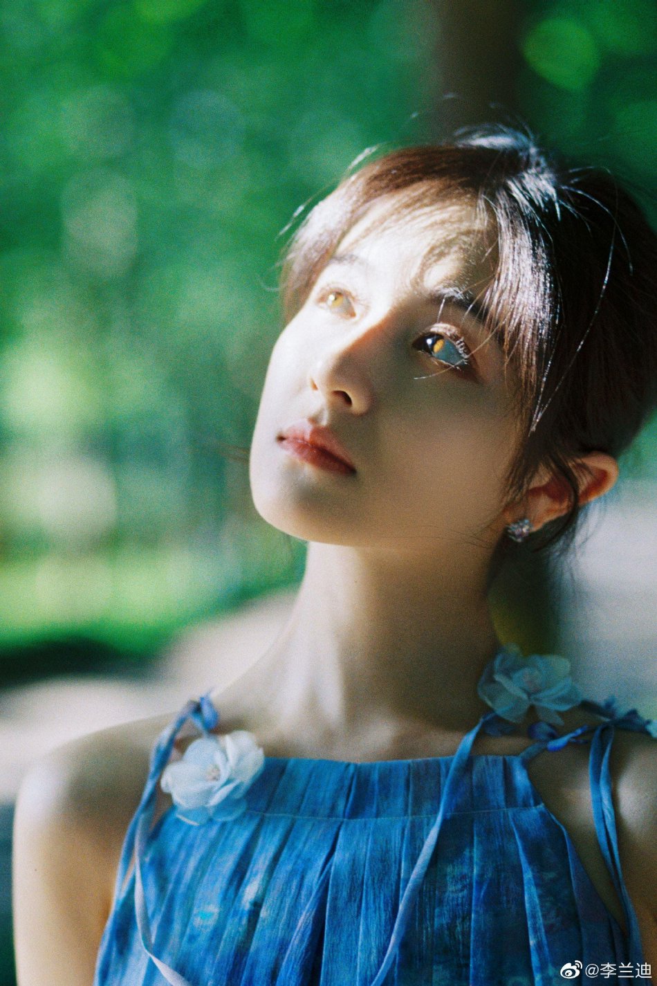 组图:李兰迪着蓝色吊带裙清爽宜人 眼神深邃宛若画中仙