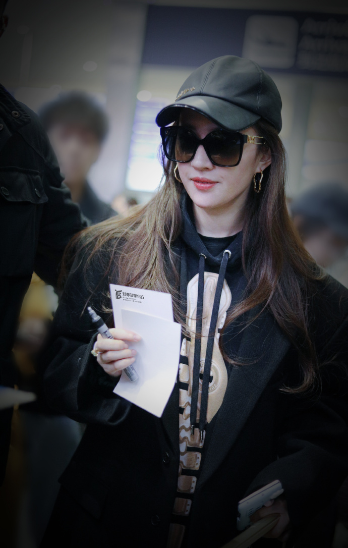 组图:刘亦菲抵达巴黎 头戴棒球帽架墨镜气质出众