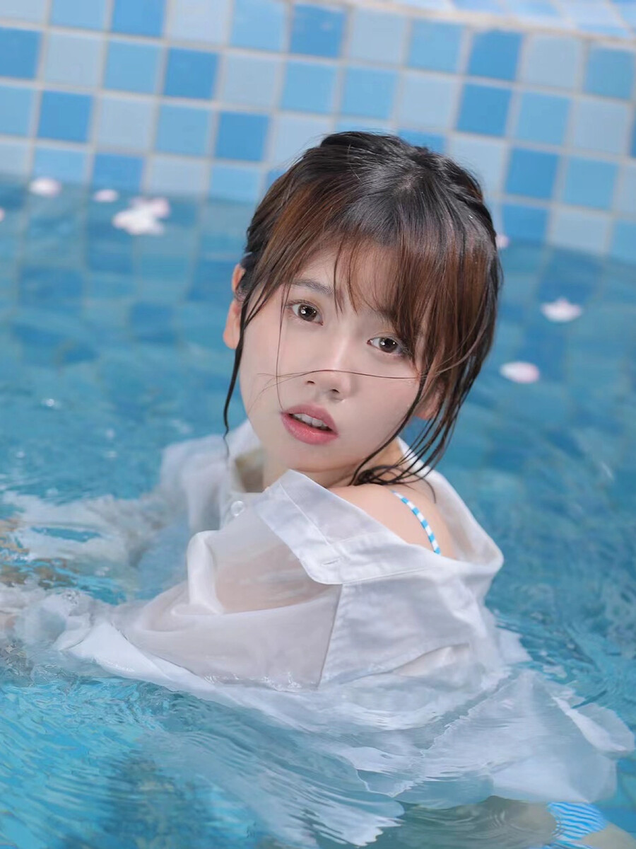 经常游泳的女生皮肤是不是都很好?这个美女出水芙蓉般美丽