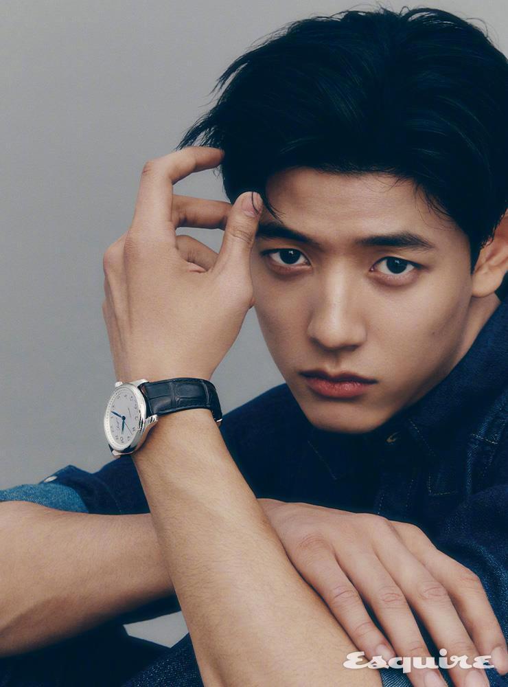 朴所罗门《esquire》12月刊封面大片,暖阳冬日的阳光少年