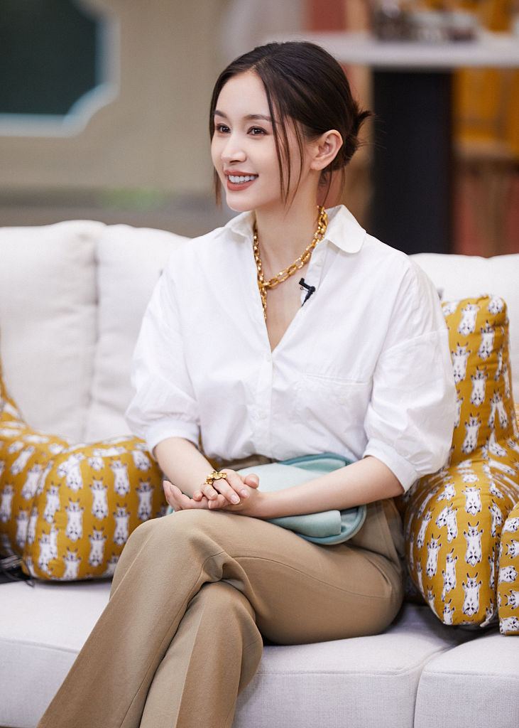 王子文《半熟恋人》花絮释出 白衬衣搭底盘发干练有气质