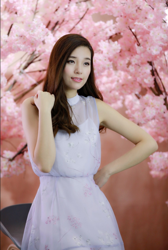 棚拍精致小美女,你见过能够发出光泽的皮肤吗?这就是年轻的美