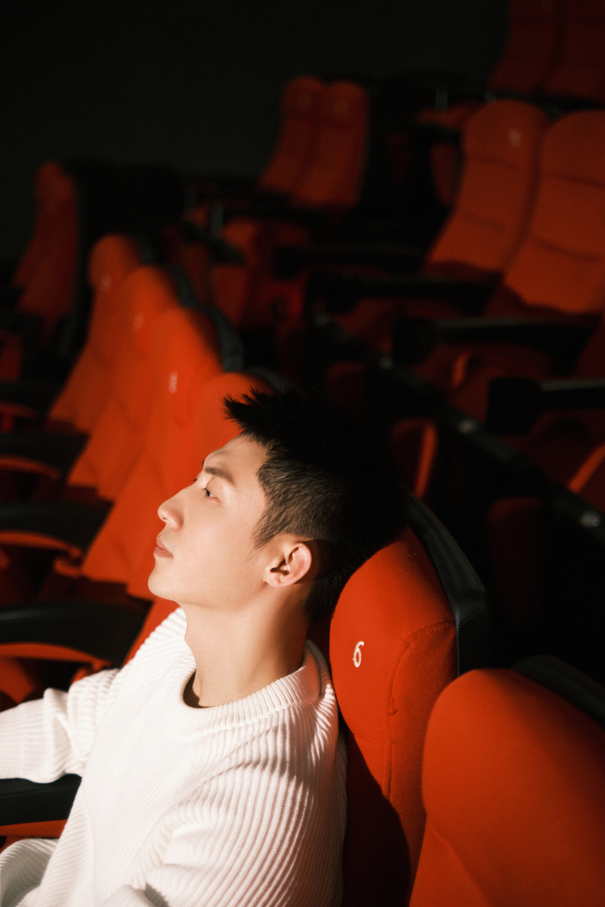 黄景瑜,1992年11月30日出生于辽宁省丹东市