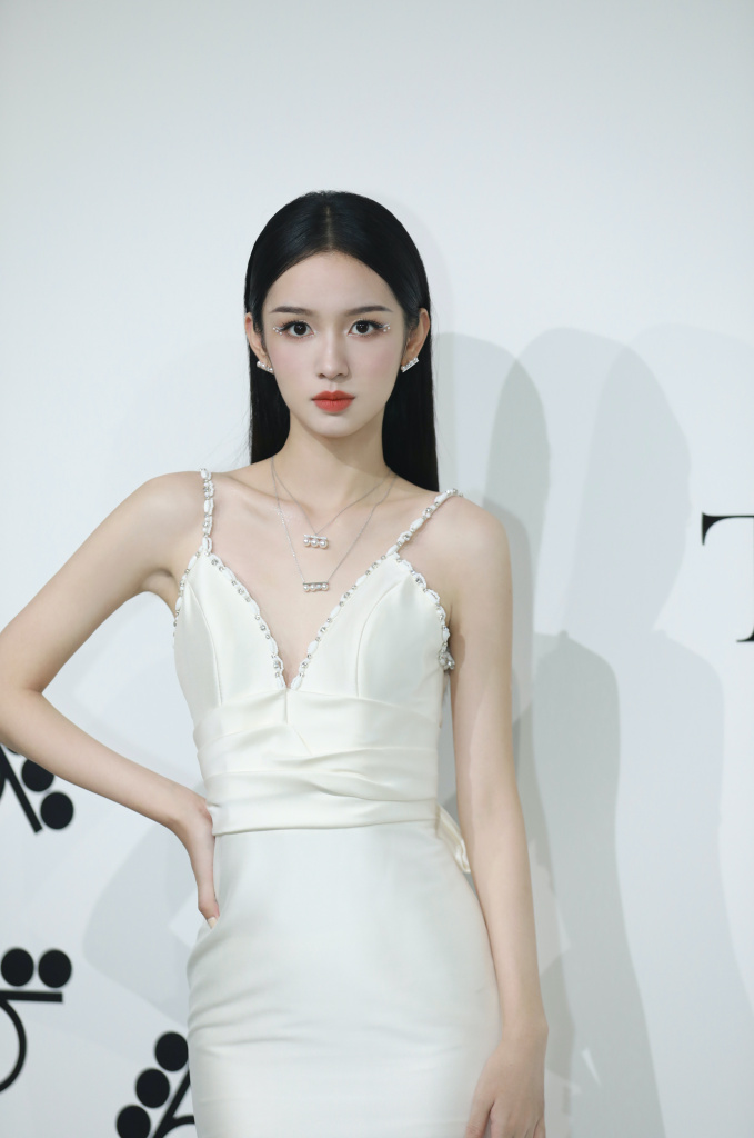 周也白色吊带裙出席品牌活动 秀性感锁骨气质冷艳