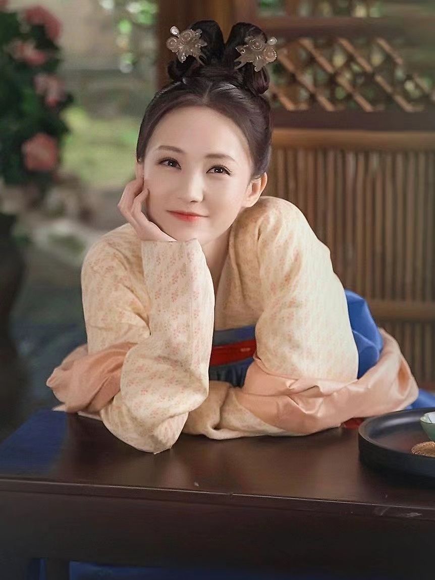 原来李一桐也是甜妹,笑起来眉眼弯弯的,灵气逼人,甜如初恋!