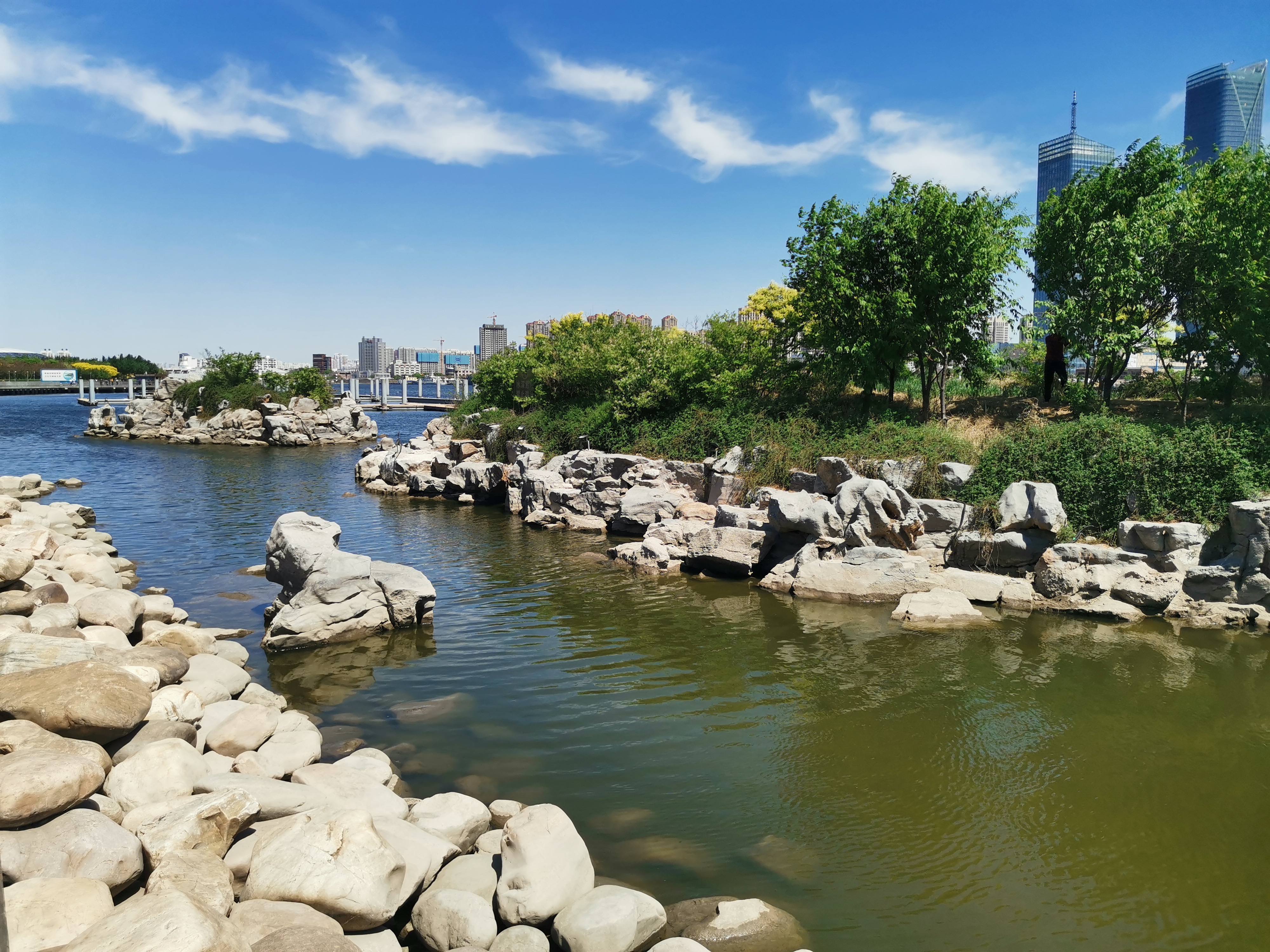 天津滨海新区商务区,有一个"彩带公园",是休闲和观光的好去处