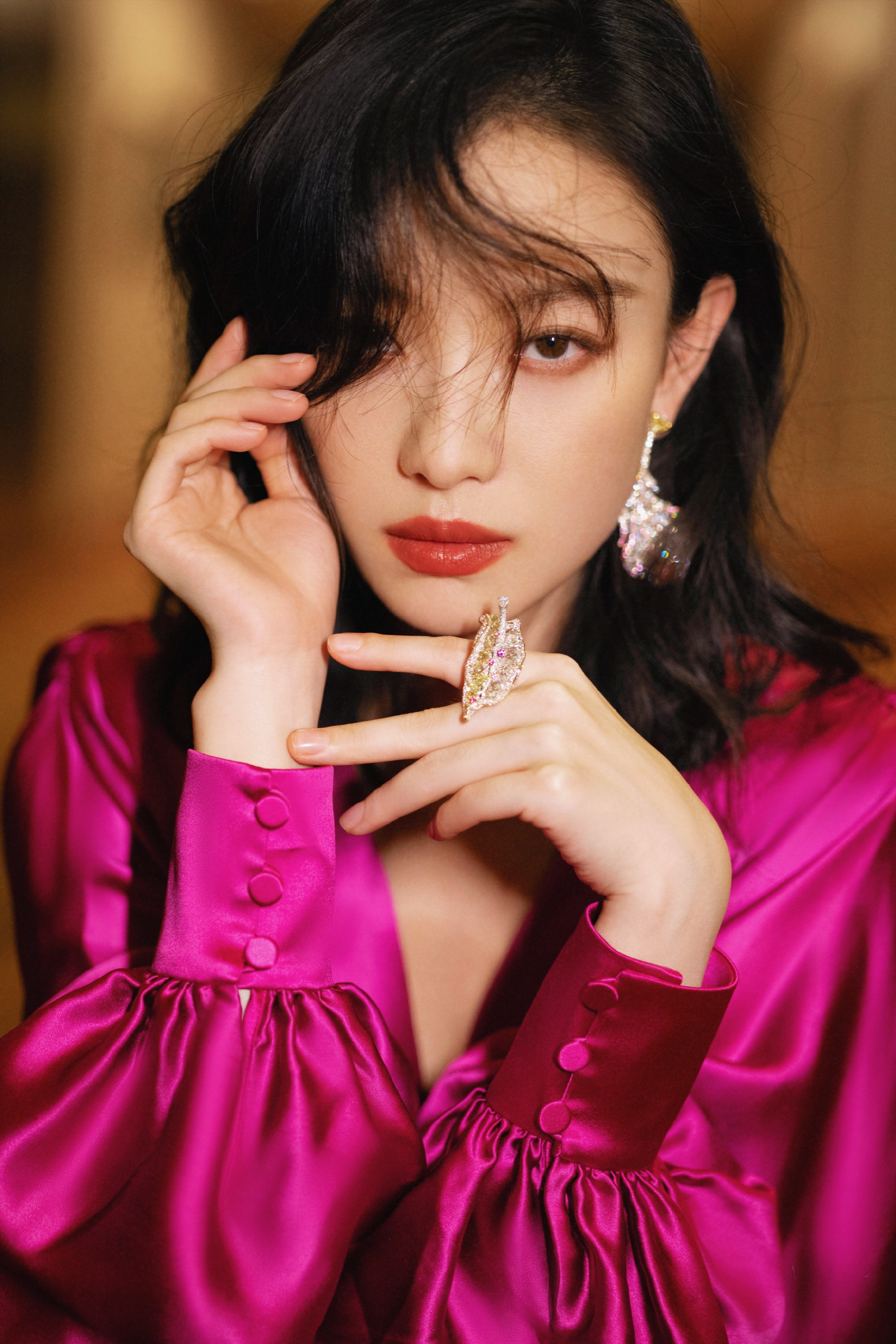 倪妮玫红丝缎礼服,魅惑性感复古风情