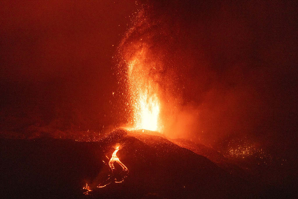 西班牙拉帕尔马岛火山喷发 当地居民生活受严重影响