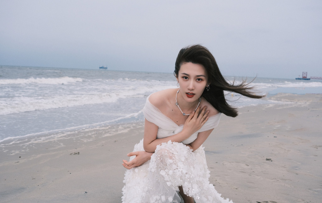 徐悦发布海边写真度假风十足 长发白裙飘逸浪漫