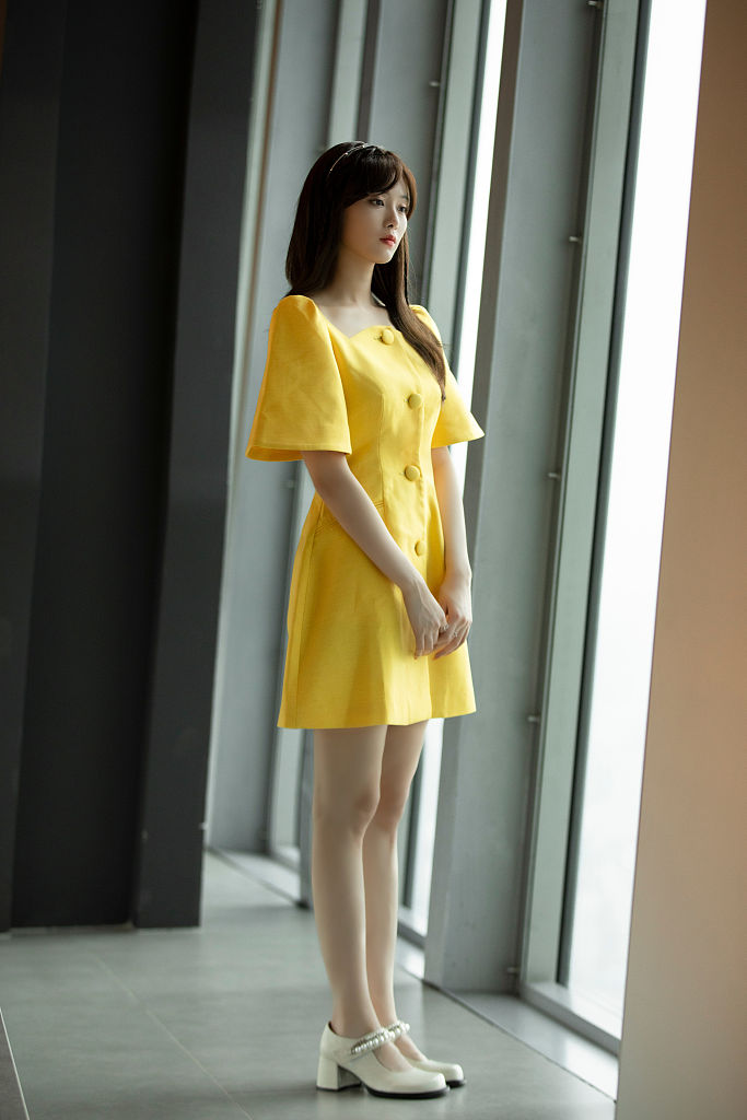 徐艺洋亮相全球中文音乐榜上榜 淡黄长裙写真温柔恬静