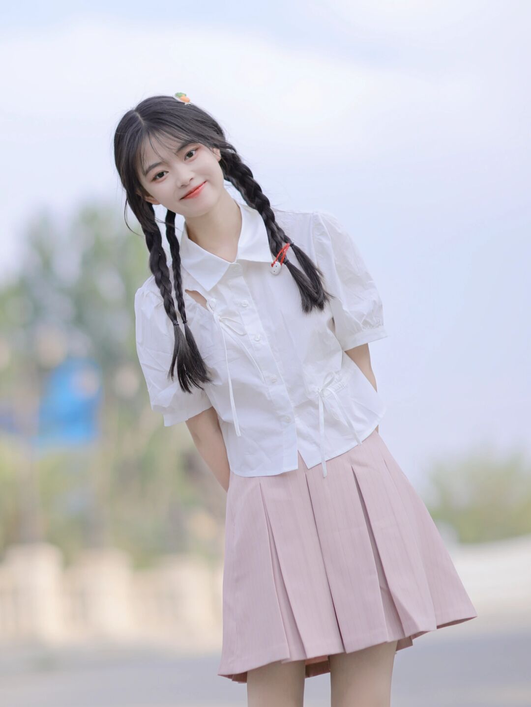 白色短袖衬衫搭配粉色裙子,少女的心思,这个夏天穿搭的清纯一些