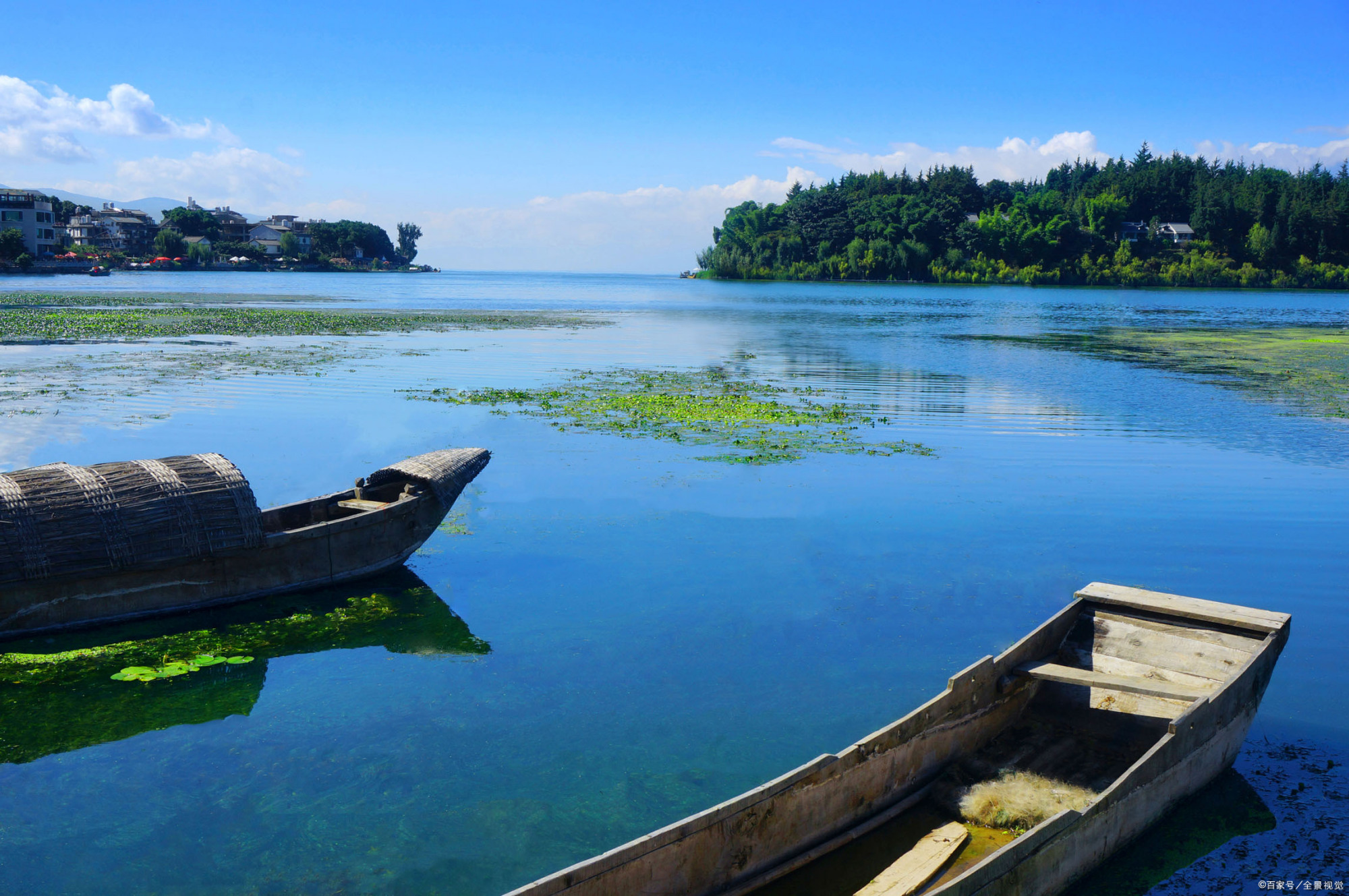 舟船如野渡,篱落似江村.——唐代:白居易