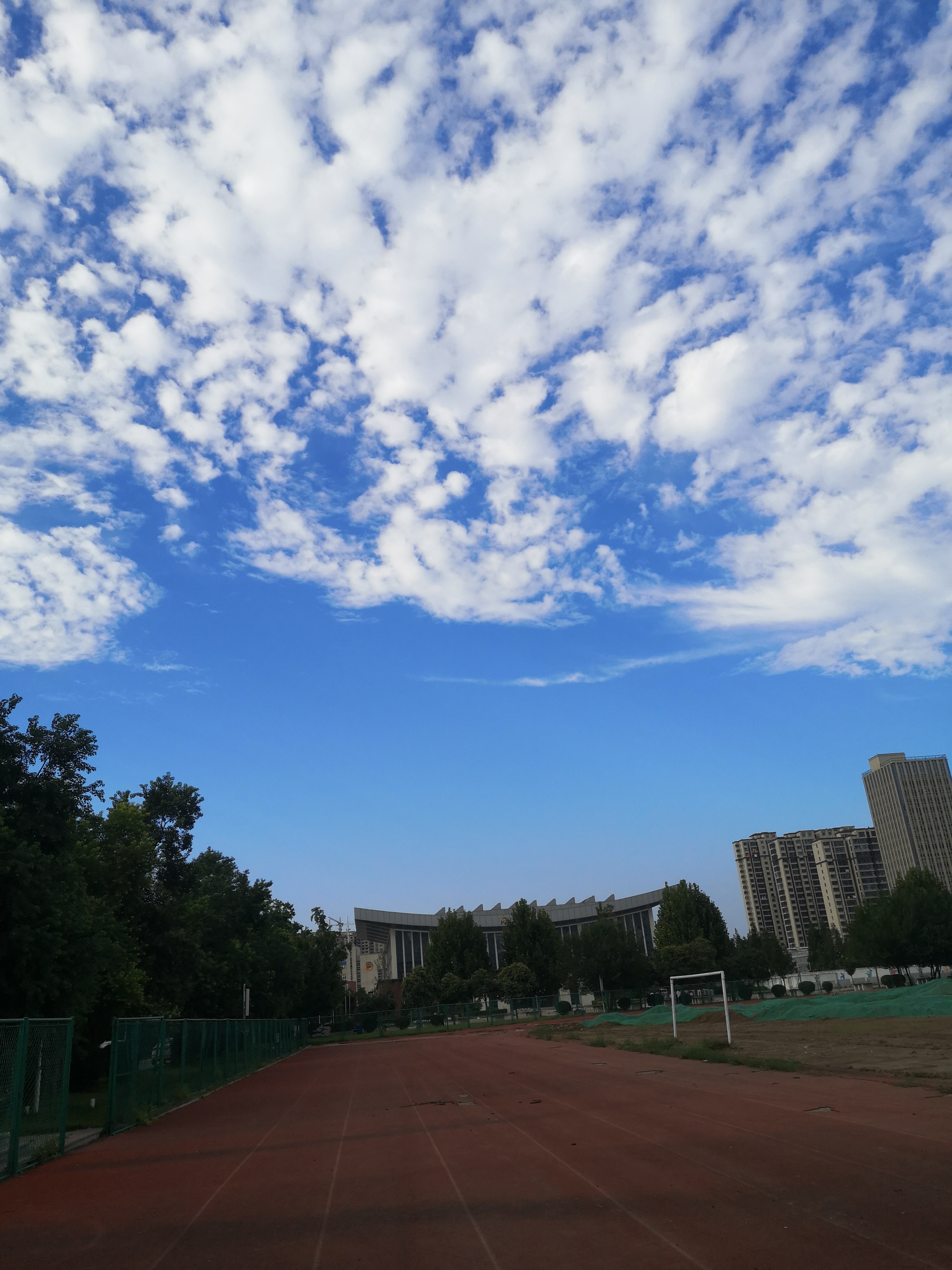 校园最美季,体育场的天空